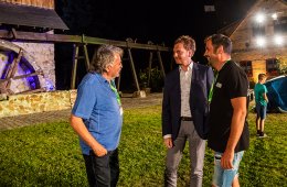 Intendant Peter Siebecke (l) und Künstlerischer Leiter Alexander Siebecke (r) im Gespräch mit Schirmherr Michael Kretschmer dem Ministerpräsident des Freistaates Sachsen