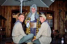 Selbst August der Starke (Steffen Urban) kann unsere Zwillinge Richard Fuchs (l) und Anton Fuchs (r) bis heute nicht auseinander halten.