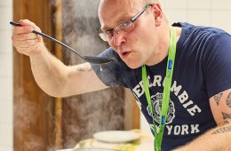 Ein wichtiger Mann: unser Chefkoch Thomas Pöge – verantwortlich für die Beköstigung von 100 Darstellern!