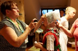 Die sorbischen Trachten müssen detailgetreu angezogen und präsentiert werden.