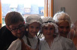 Ob auf oder hinter der Bühne: unser komplettes Team ist zu jeder Zeit wie eine große Familie!
